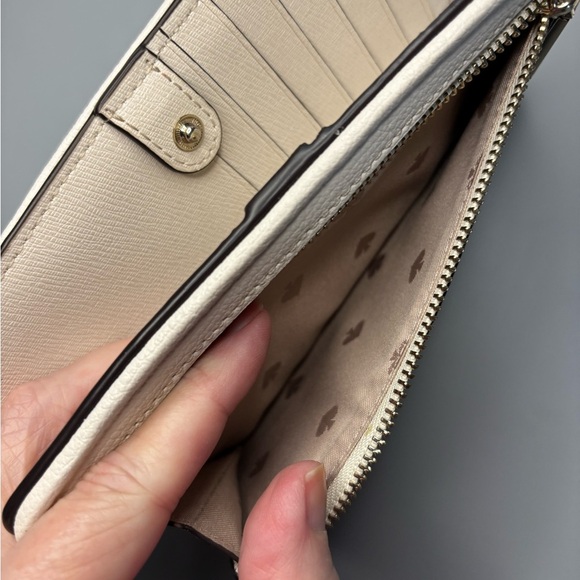 Kate Spade Darcy Straw and Leather Pineapple Embroidered Large Bifold Wallet - Picture 7 of 7